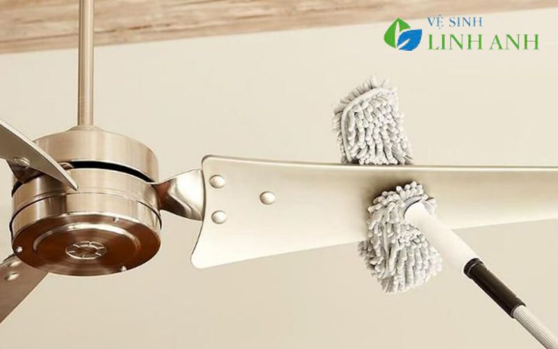 Chuẩn bị dụng cụ vệ sinh quạt trần